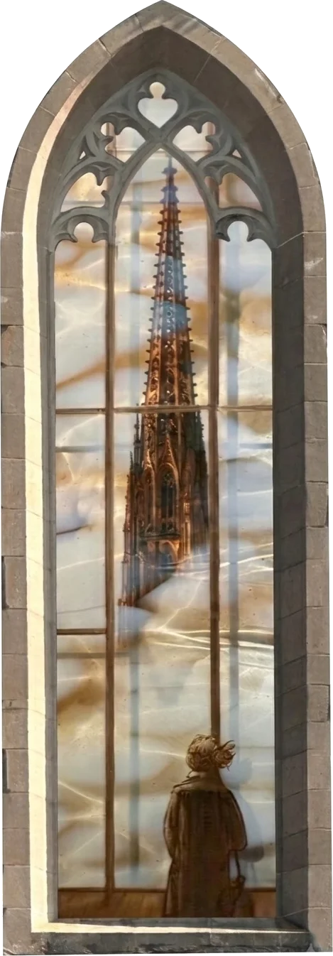 Lichtbild «Dom»: gotisches Fenster mit Turmspitze und einer Frau von hinten